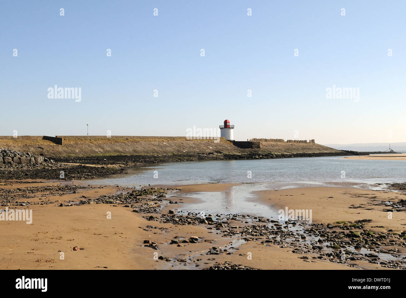 Die Burry Estuary und Leuchtturm Burry Port Carmarthenshire Wales Cymru UK GB Stockfoto