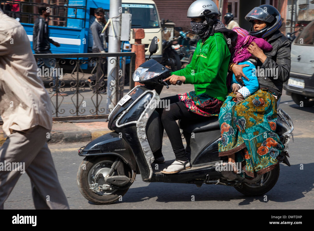 Jaipur, Rajasthan, Indien. Mid-Day Straßenverkehr in zentralen Jaipur. Motorrad transportieren Familie. Stockfoto