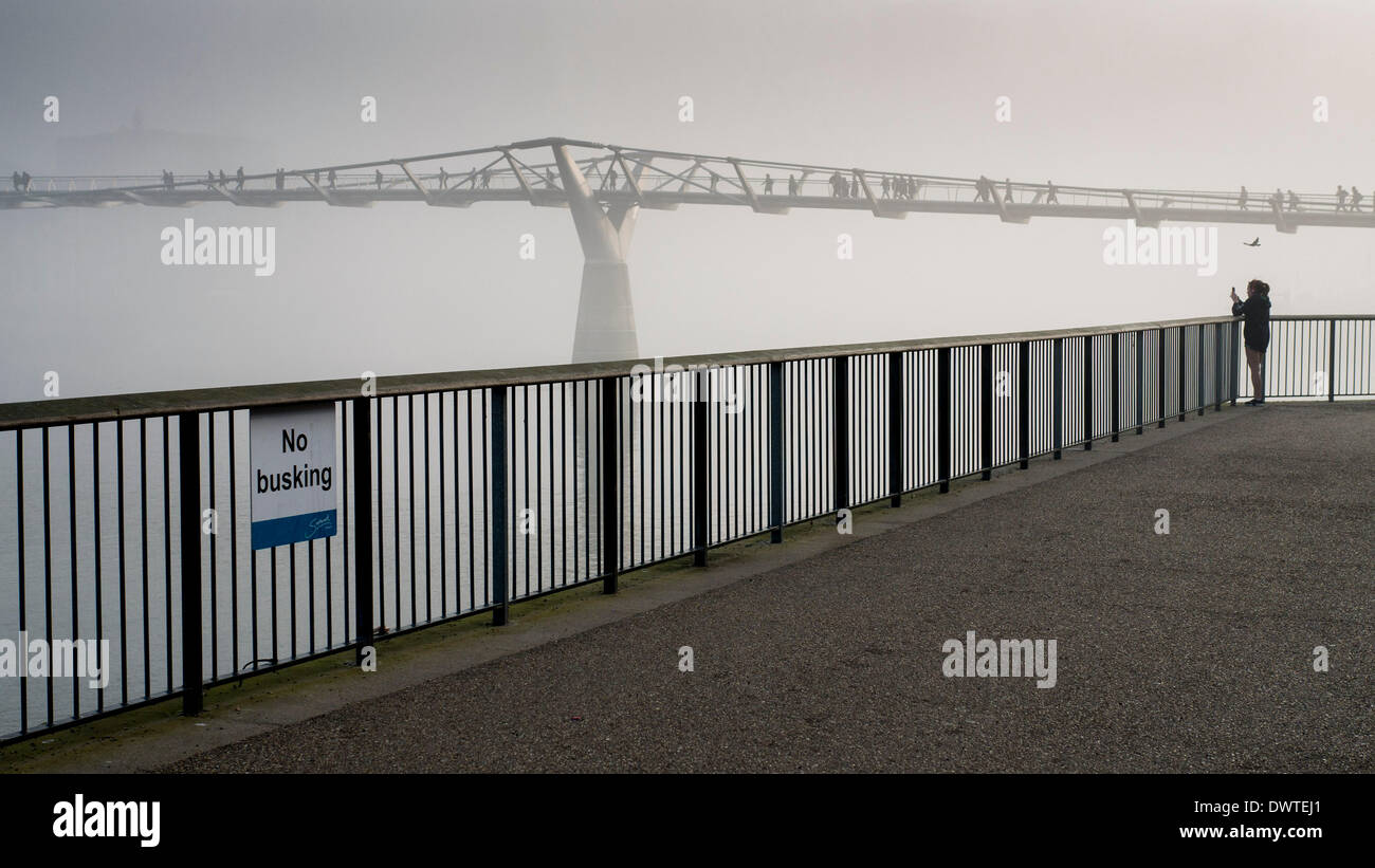 Die Skyline der Stadt verschwindet im dichten Nebel von heute Morgen und die Pendler ihre Telefone mit Kamera Peitsche auf Weg zur Arbeit die Londoner Skyline, die durch den Nebel verborgen war, zu erfassen. Stockfoto