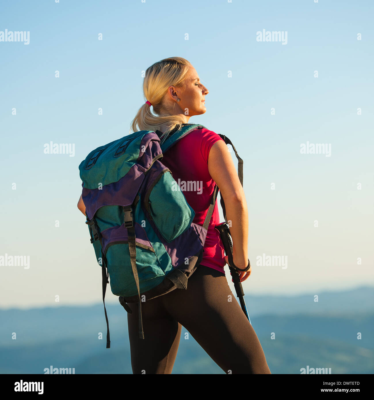 Frau auf trekking - schöne blonde Mädchen, Wandern in den Bergen Stockfoto