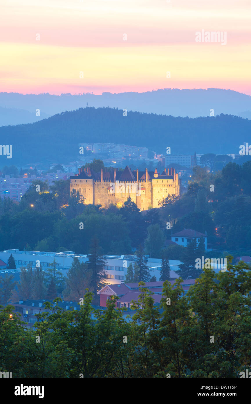 Palast der Herzöge von Bragança bei Sonnenuntergang, Guimaraes, Minho, Portugal, UNESCO-Weltkulturerbe Stockfoto