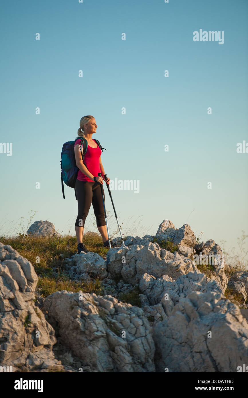 Frau auf trekking - schöne blonde Mädchen, Wandern in den Bergen Stockfoto