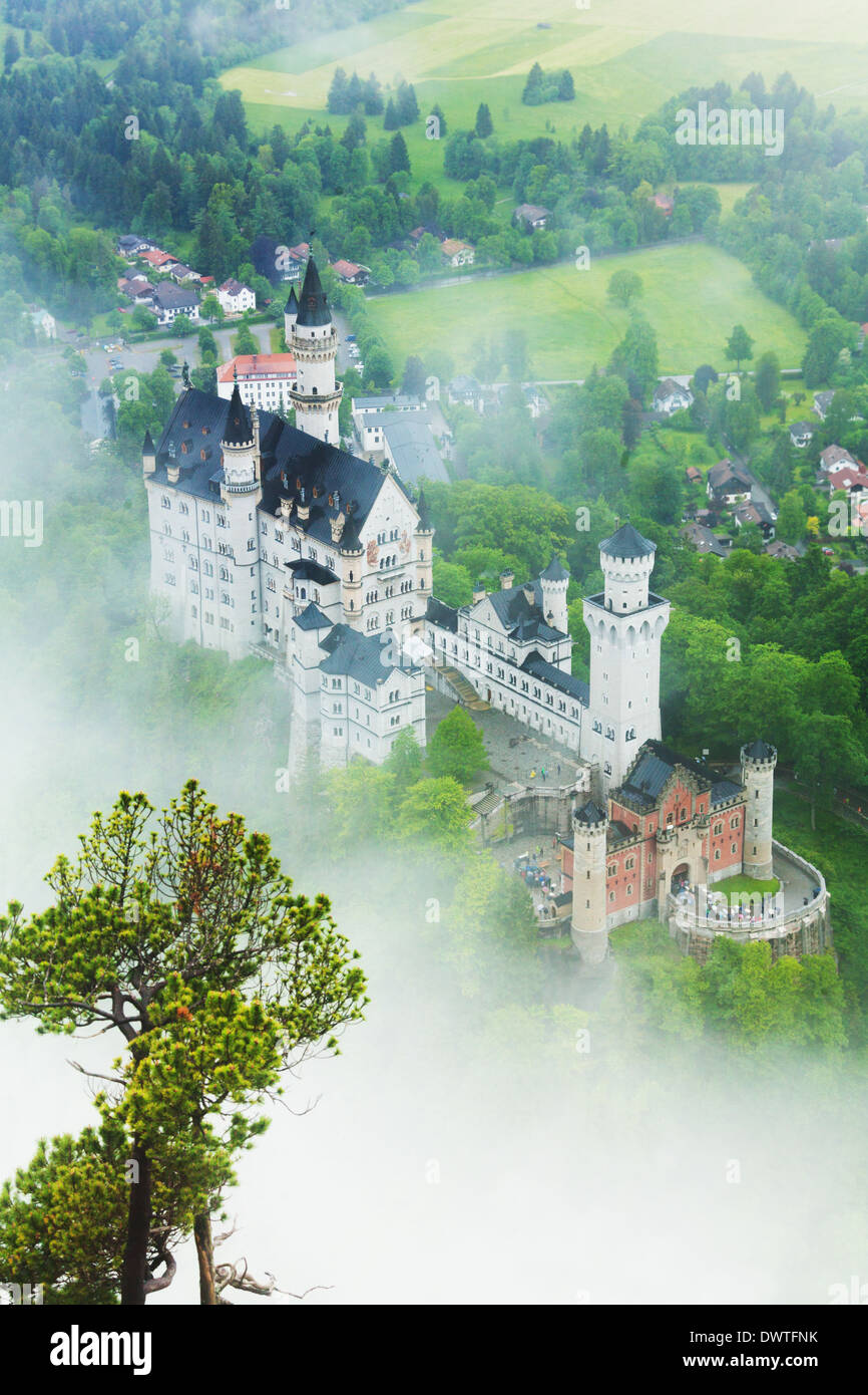 Neuschwanstein im Morgennebel von Nebel und Dunst, Ansicht von oben Stockfoto