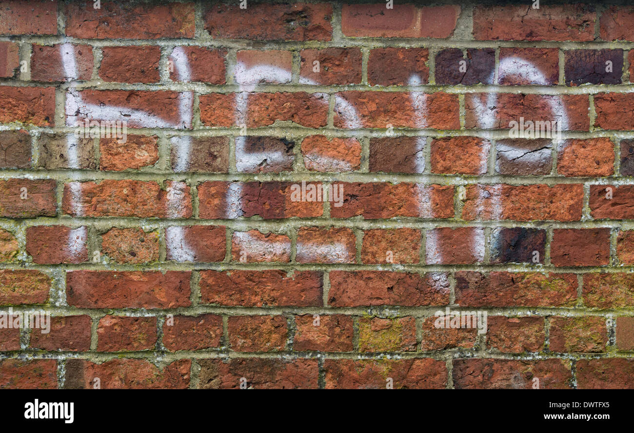 Graffiti auf eine Mauer zu helfen Stockfoto