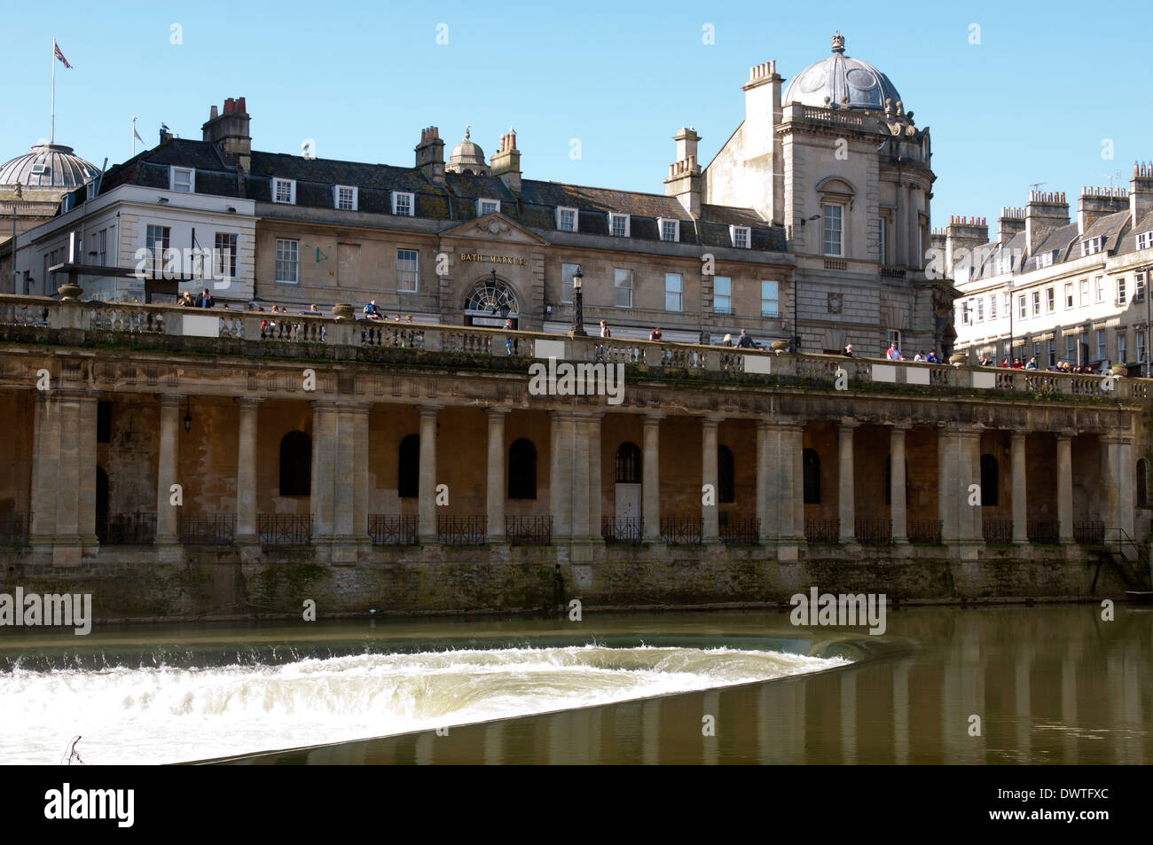 Blick über den Fluss Avon an der Guildhall Markt, Bath, Somerset, England, UK Stockfoto