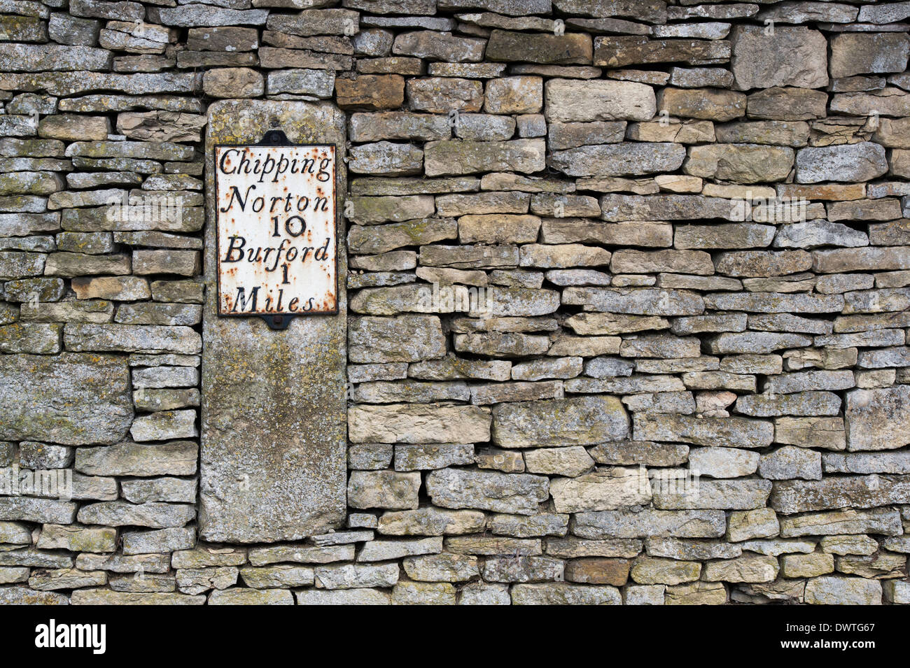 Alte Stein Straße Zeichen eingebettet in eine Steinmauer Cotswold. Cotswolds, England Stockfoto