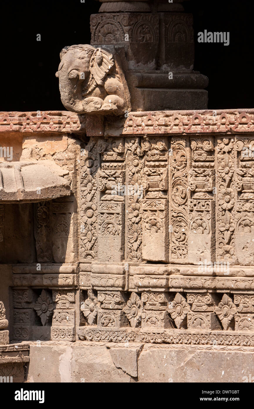Stone Carving, einschließlich Hindu Gott Ganesh, Beschützer der Haushalte, Chand Baori Schritt gut, Abhaneri Dorf, Rajasthan, Indien. Stockfoto