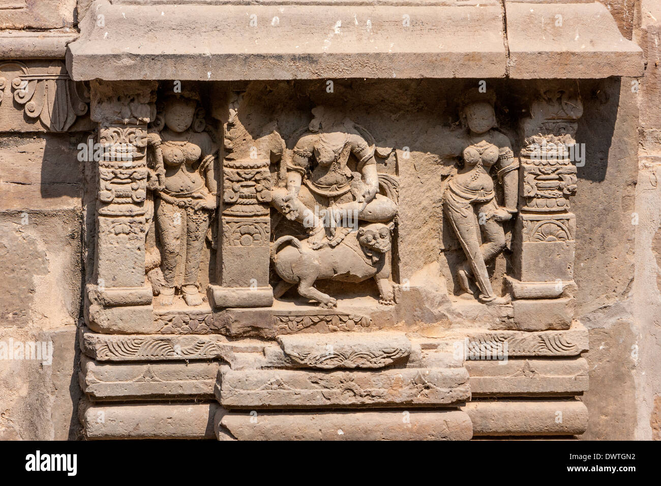 Hindu-Gottheiten gemeißelt in Stein, Chand Baori Schritt gut, Abhaneri Dorf, Rajasthan, Indien. Gebauten 800-900A.D. Stockfoto
