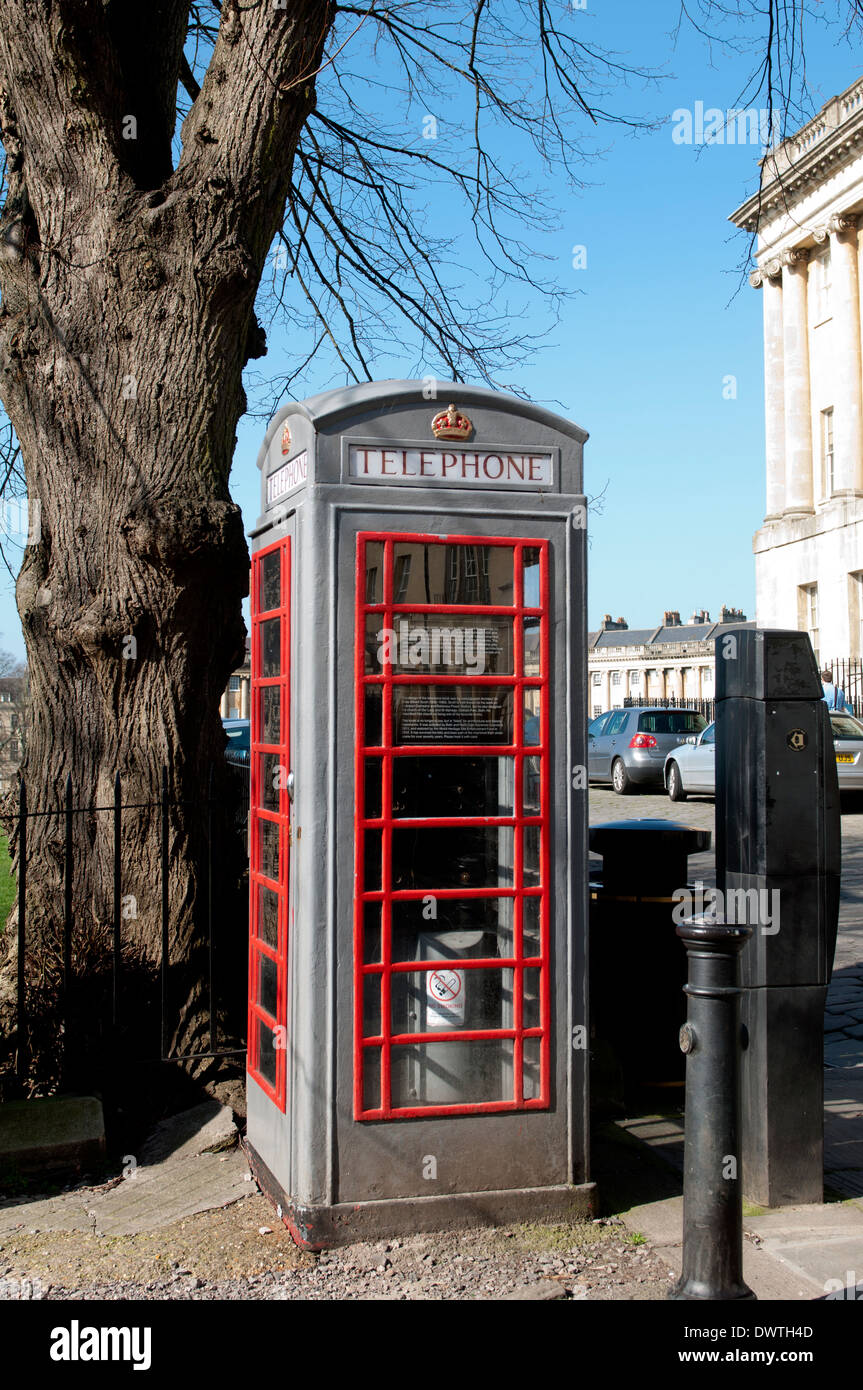 K6 Telefonzelle in der Nähe der Royal Crescent, Bath, Somerset, England, UK Stockfoto