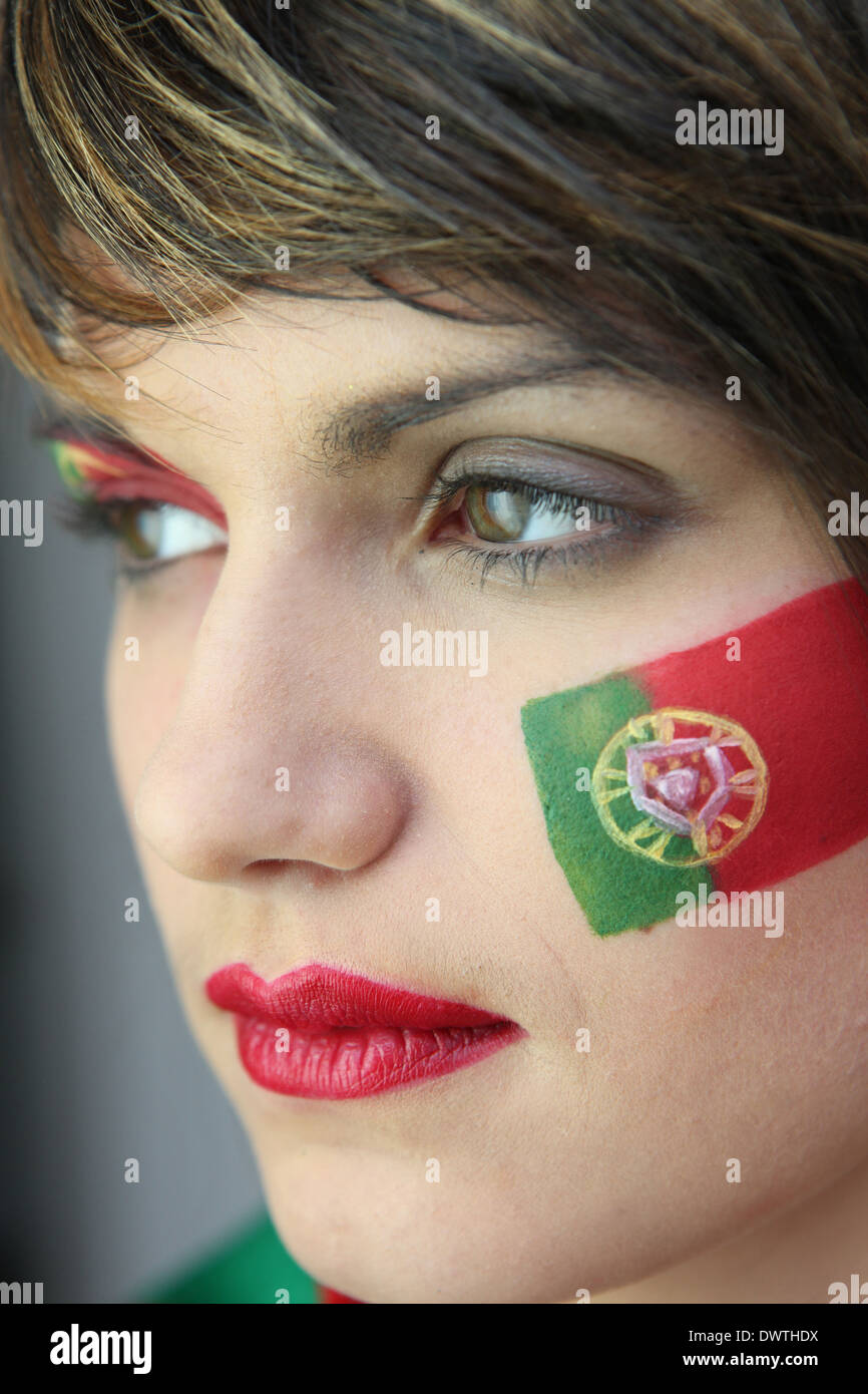 Frau, die Unterstützung der portugiesischen Fußball-Nationalmannschaft Stockfoto