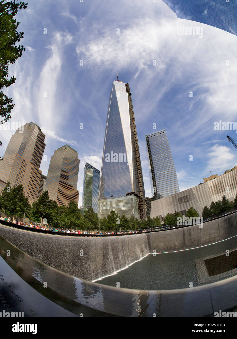 Fisheye Blick auf das neue One World Trade Center und Memorial Fountain am Ground Zero New York 2 Stockfoto