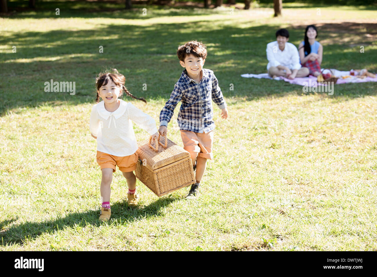 eine Familie mit einem Picknick-Tag Stockfoto