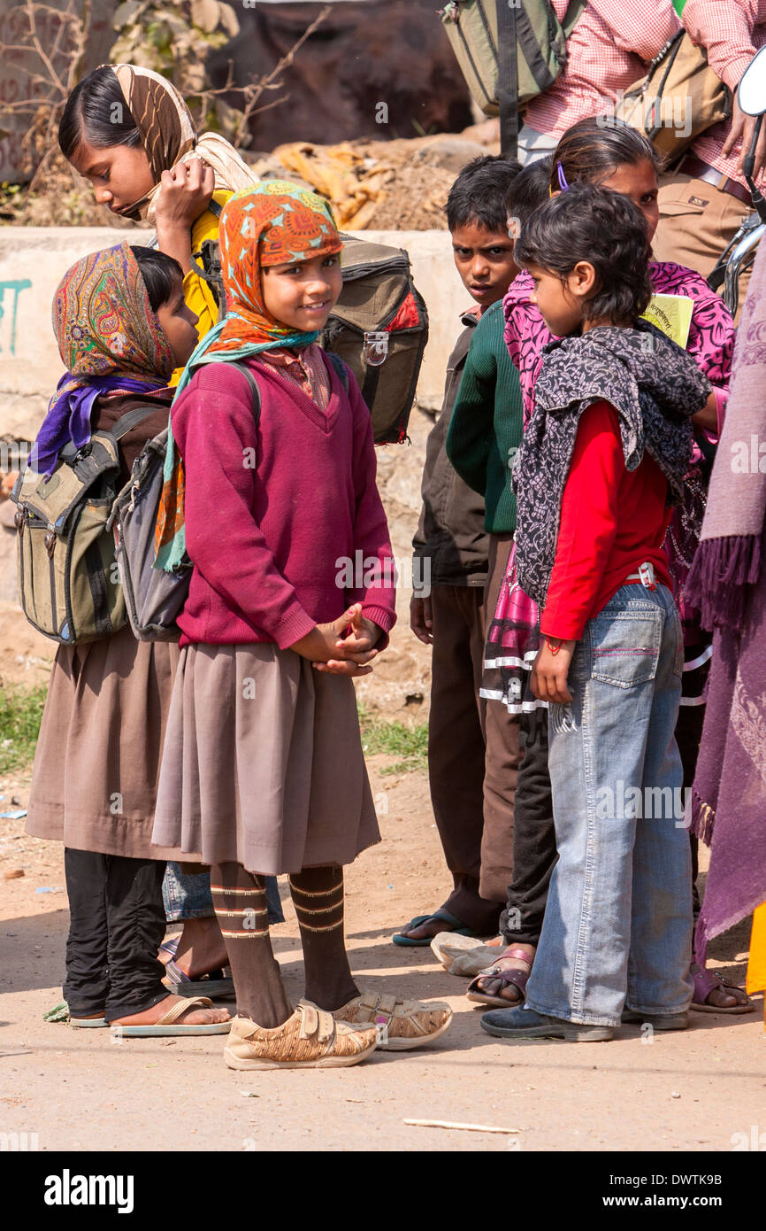 Abnaheri, Rajasthan, Indien. Hindu Dorfkinder auf dem Heimweg von der Schule. Stockfoto