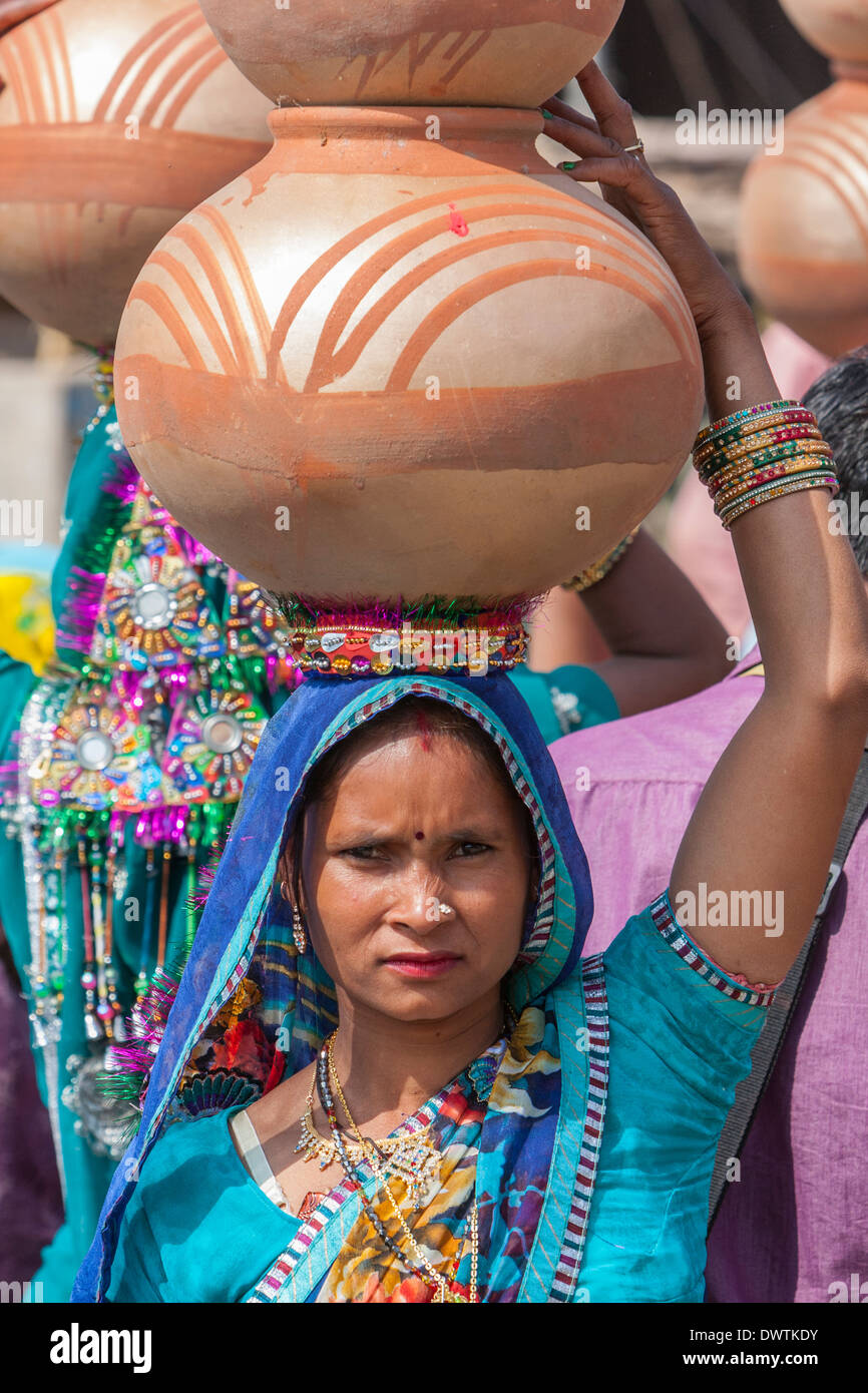 Abhaneri, Rajasthan, Indien. Hindu Rajasthani Frau Lünetten Töpfe auf dem Kopf als sie Prepares zu gehen. Stockfoto