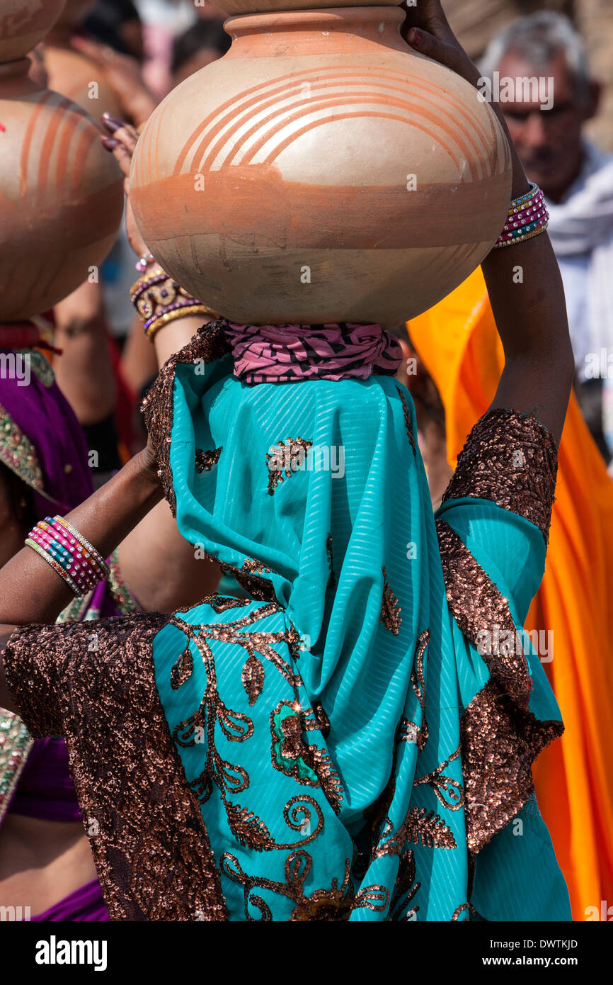 Abhaneri, Rajasthan, Indien. Topf, ruht auf einem Kopf-Tuch von einer Frau, die Teilnahme an einer Feier vor der Hochzeit. Stockfoto