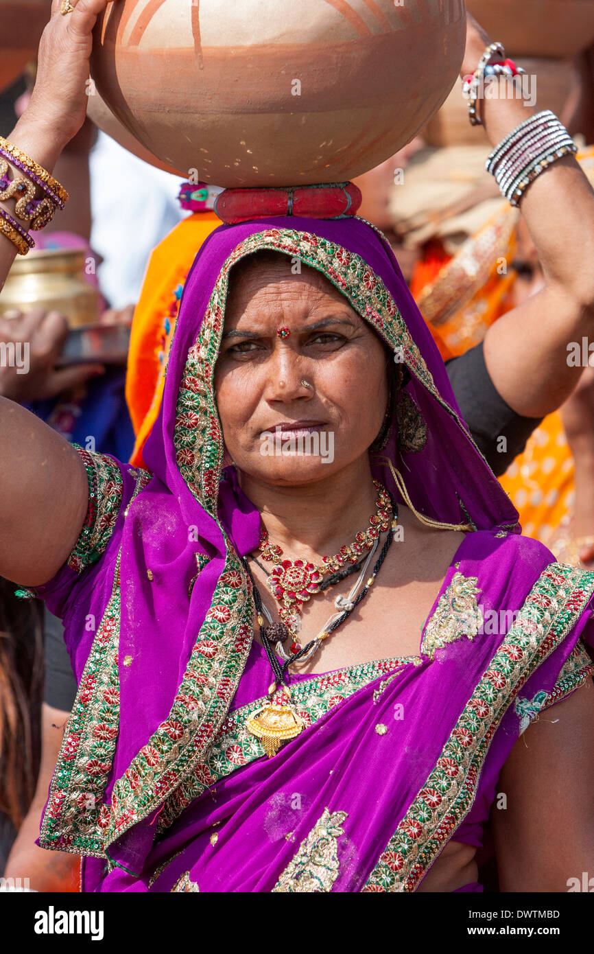 Abnaheri, Rajasthan, Indien. Frau Carrying Töpfe auf dem Kopf, wie sie in einer Feier vor der Hochzeit teilnimmt. Stockfoto