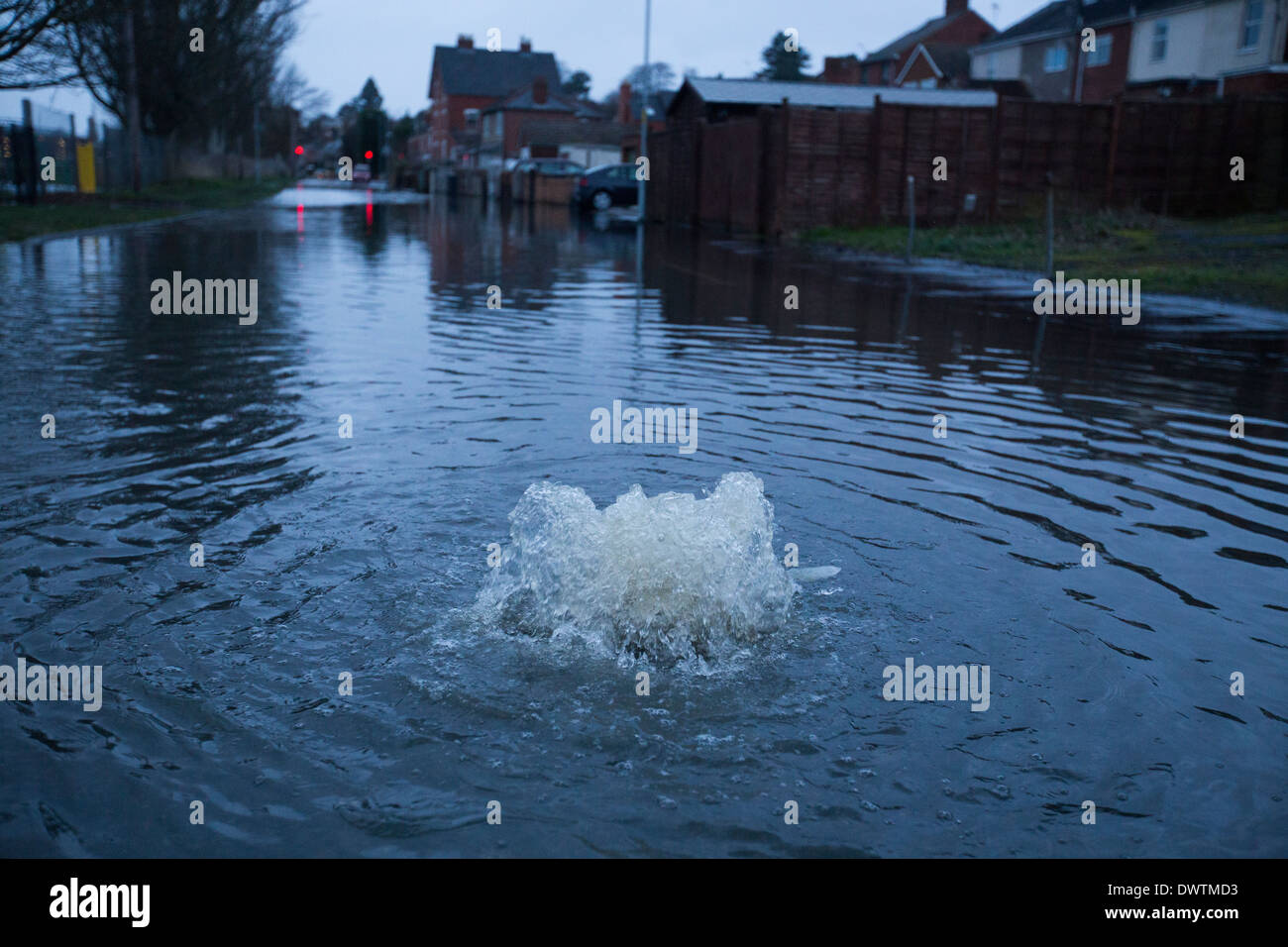 Flut Wasser sprudeln durch einen Abfluss in Worcester, Großbritannien, nach den Fluss Severn seine Banken platzen. Stockfoto