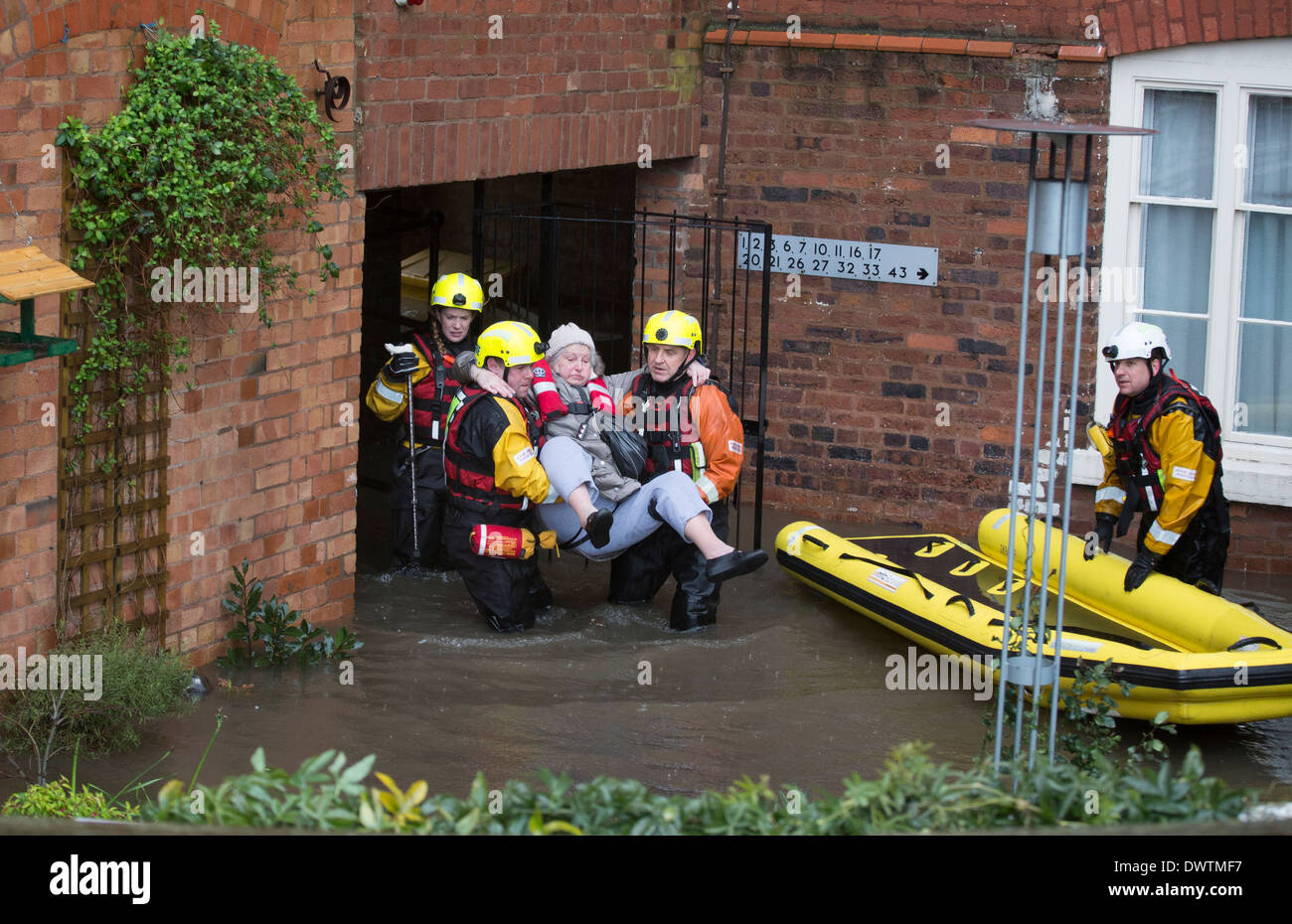Eine ältere Frau aus ihrem Haus in Worcester, Großbritannien, gerettet werden, wenn der nahe gelegenen Fluss Severn seiner Ufer, nach starkem Regen platzen. Stockfoto