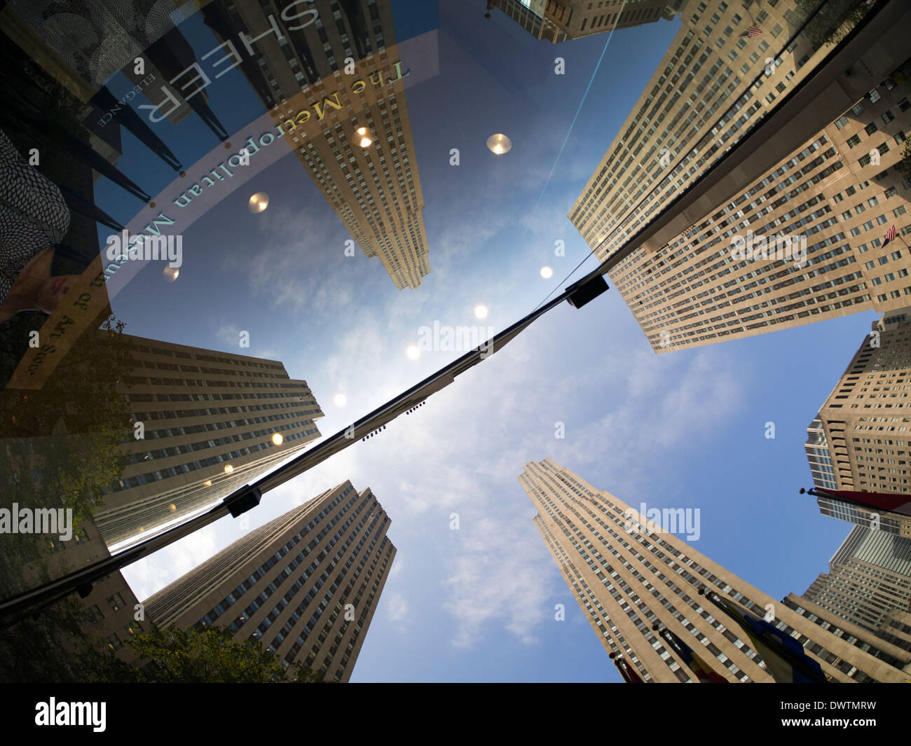 Reflexionen in einem Schaufenster - fisheye Blick auf dem Rockefeller Center in New York USA Stockfoto