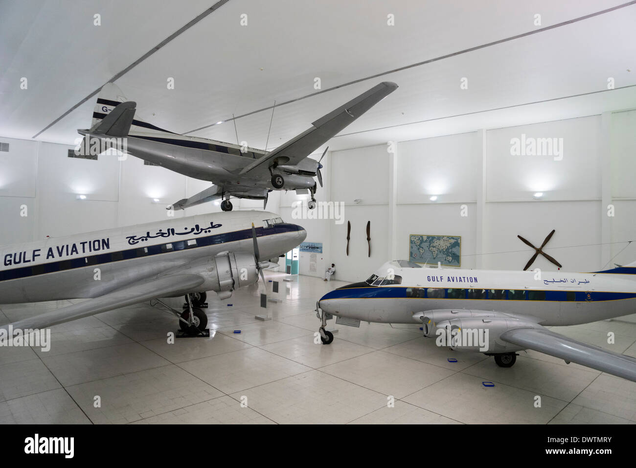 Oldtimer-historische Flugzeuge im Al Mahatta Museum, die erhaltenen ehemaligen Flughafens in Sharjah, Vereinigte Arabische Emirate Stockfoto