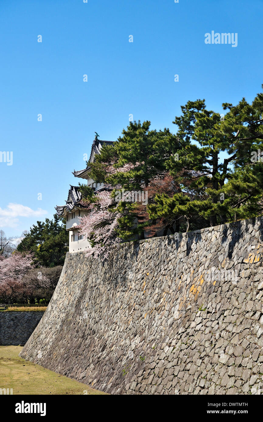 Watch Tower Auf japanischen Burgmauern. Frühling Saison. Stockfoto