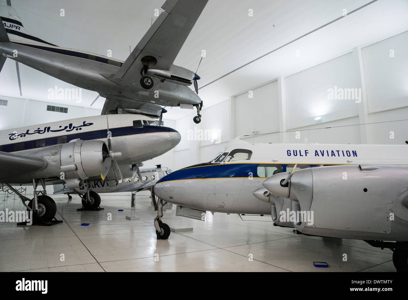 Oldtimer-historische Flugzeuge im Al Mahatta Museum, die erhaltenen ehemaligen Flughafens in Sharjah, Vereinigte Arabische Emirate Stockfoto
