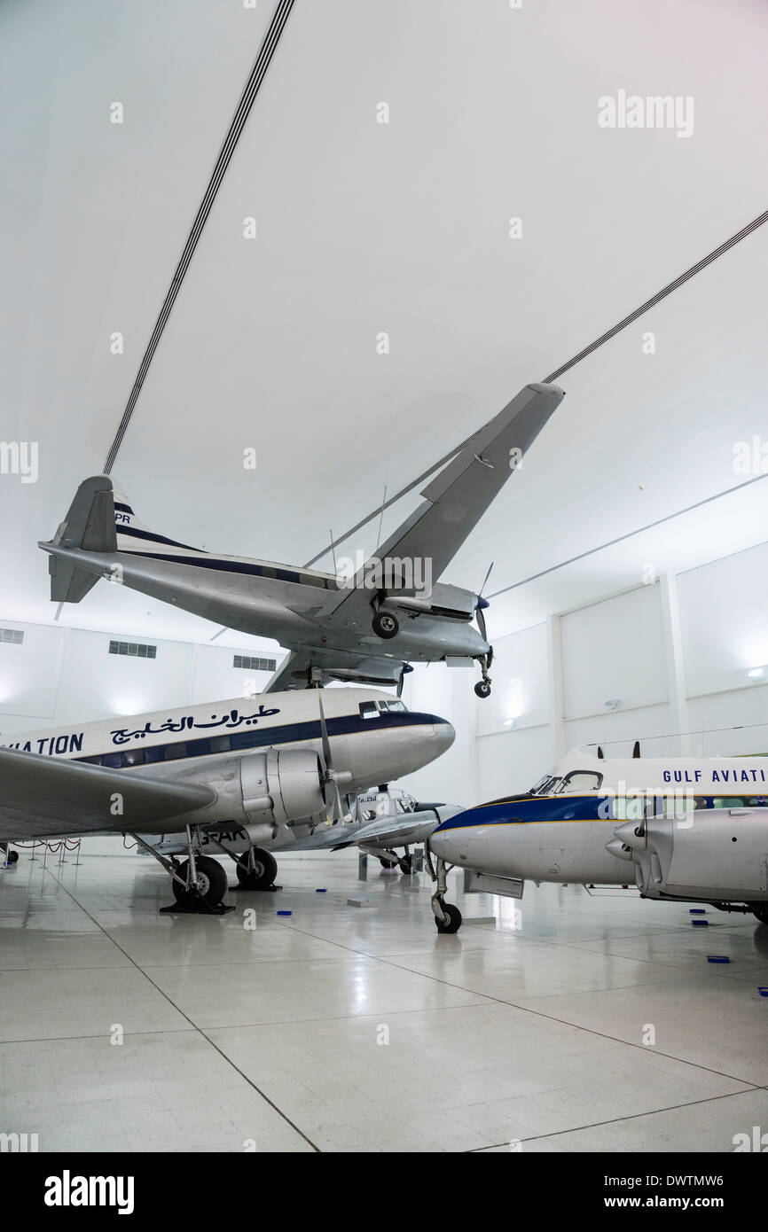 Oldtimer-historische Flugzeuge im Al Mahatta Museum, die erhaltenen ehemaligen Flughafens in Sharjah, Vereinigte Arabische Emirate Stockfoto