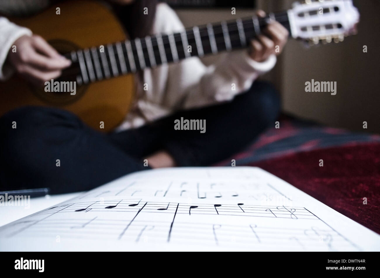 Musik für Gitarre zu spielen Stockfoto