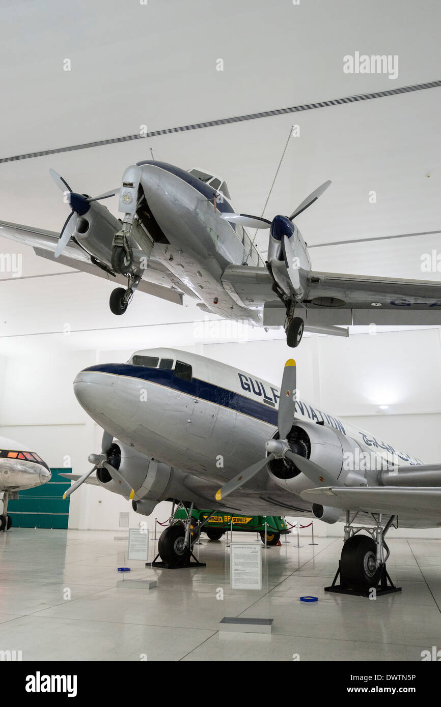 Oldtimer-historische Flugzeuge im Al Mahatta Museum, die erhaltenen ehemaligen Flughafens in Sharjah, Vereinigte Arabische Emirate Stockfoto