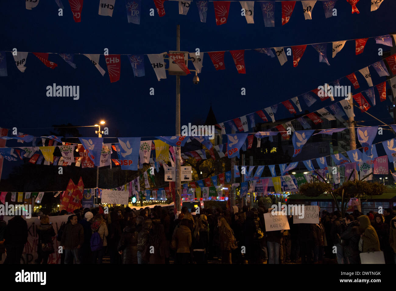 Kadiköy, Istanbul, Türkei. 11. März 2014. Nach dem Tod von Berkin Elvan versammeln sich die Demonstranten auf öffentlichen Plätzen bundesweit. Obwohl begann als eine gewaltfreie Demonstration, mit der Polizei Barrikaden bei Zusammenstößen zwischen Demonstranten und der Polizei in Kadikoy.Berkin Elvan, ein 15-jähriger Junge schlug durch einen Kanister Tränengas während Gezi-Park Proteste, nach 269 Tagen im Koma starb Leuchten. Sein Tod löste Empörung gegen Regierungen gewaltsame Taktiken, die Proteste zu unterwerfen. Bildnachweis: Bikem Ekberzade/Alamy Live-Nachrichten Stockfoto