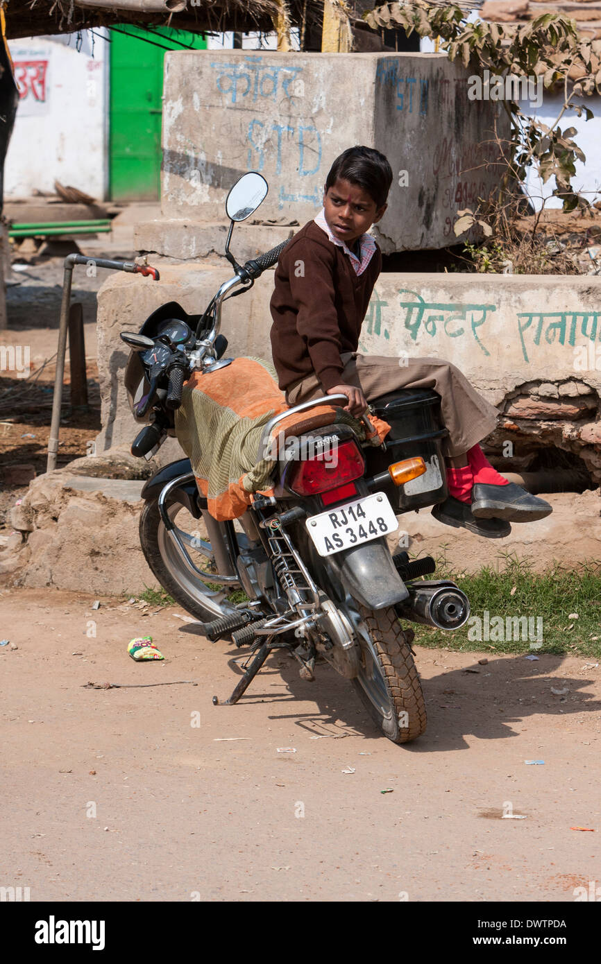 Abhaneri, Rajasthan, Indien. Hindu Junge sitzt auf einem Motorrad. Stockfoto