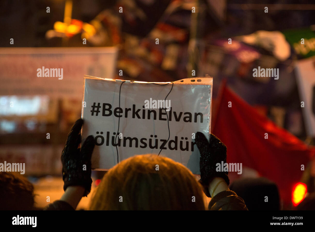 Kadiköy, Istanbul, Türkei. 11. März 2014. Nach dem Tod von Berkin Elvan versammeln sich die Demonstranten auf öffentlichen Plätzen bundesweit. Obwohl begann als eine gewaltfreie Demonstration, mit der Polizei Barrikaden bei Zusammenstößen zwischen Demonstranten und der Polizei in Kadikoy.Berkin Elvan, ein 15-jähriger Junge schlug durch einen Kanister Tränengas während Gezi-Park Proteste, nach 269 Tagen im Koma starb Leuchten. Sein Tod löste Empörung gegen Regierungen gewaltsame Taktiken, die Proteste zu unterwerfen. Bildnachweis: Bikem Ekberzade/Alamy Live-Nachrichten Stockfoto