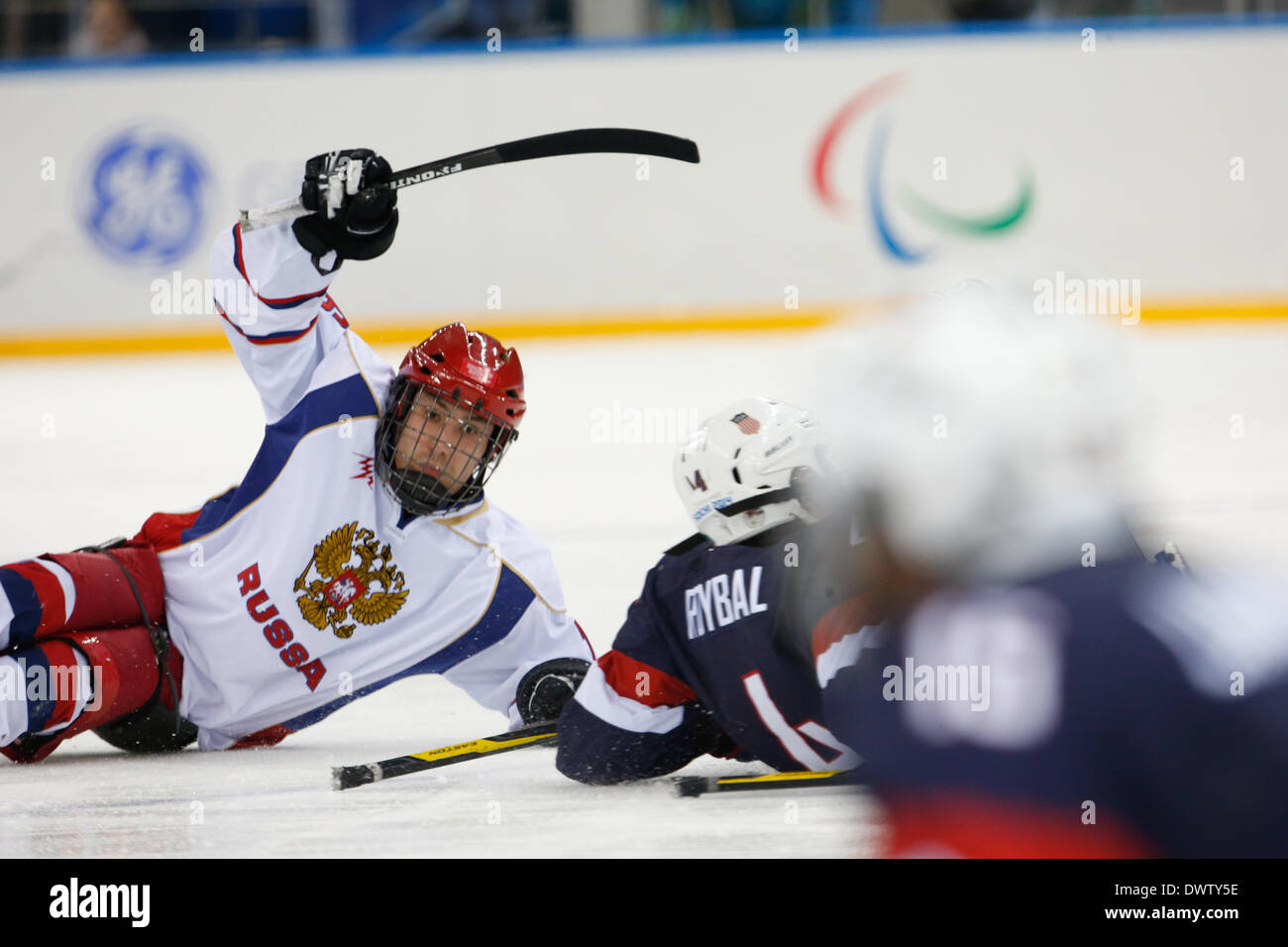 Sotschi, Russland. 11. März 2014. Sledge Eishockey match USA V Russland auf die Paralympischen Spiele 2014 in Sotschi, das russische Team gewann 2: 1 nach einem harten Match mit eine Menge Emotionen. Foto: ein Moment des Spiels. Bildnachweis: Mauro Ujetto/NurPhoto/ZUMAPRESS.com/Alamy Live-Nachrichten Stockfoto