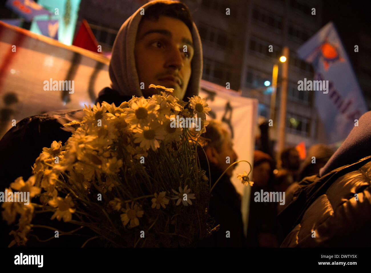 Kadiköy, Istanbul, Türkei. 11. März 2014. Nach dem Tod von Berkin Elvan versammeln sich die Demonstranten auf öffentlichen Plätzen bundesweit. Obwohl begann als eine gewaltfreie Demonstration, mit der Polizei Barrikaden bei Zusammenstößen zwischen Demonstranten und der Polizei in Kadikoy.Berkin Elvan, ein 15-jähriger Junge schlug durch einen Kanister Tränengas während Gezi-Park Proteste, nach 269 Tagen im Koma starb Leuchten. Sein Tod löste Empörung gegen Regierungen gewaltsame Taktiken, die Proteste zu unterwerfen. Bildnachweis: Bikem Ekberzade/Alamy Live-Nachrichten Stockfoto