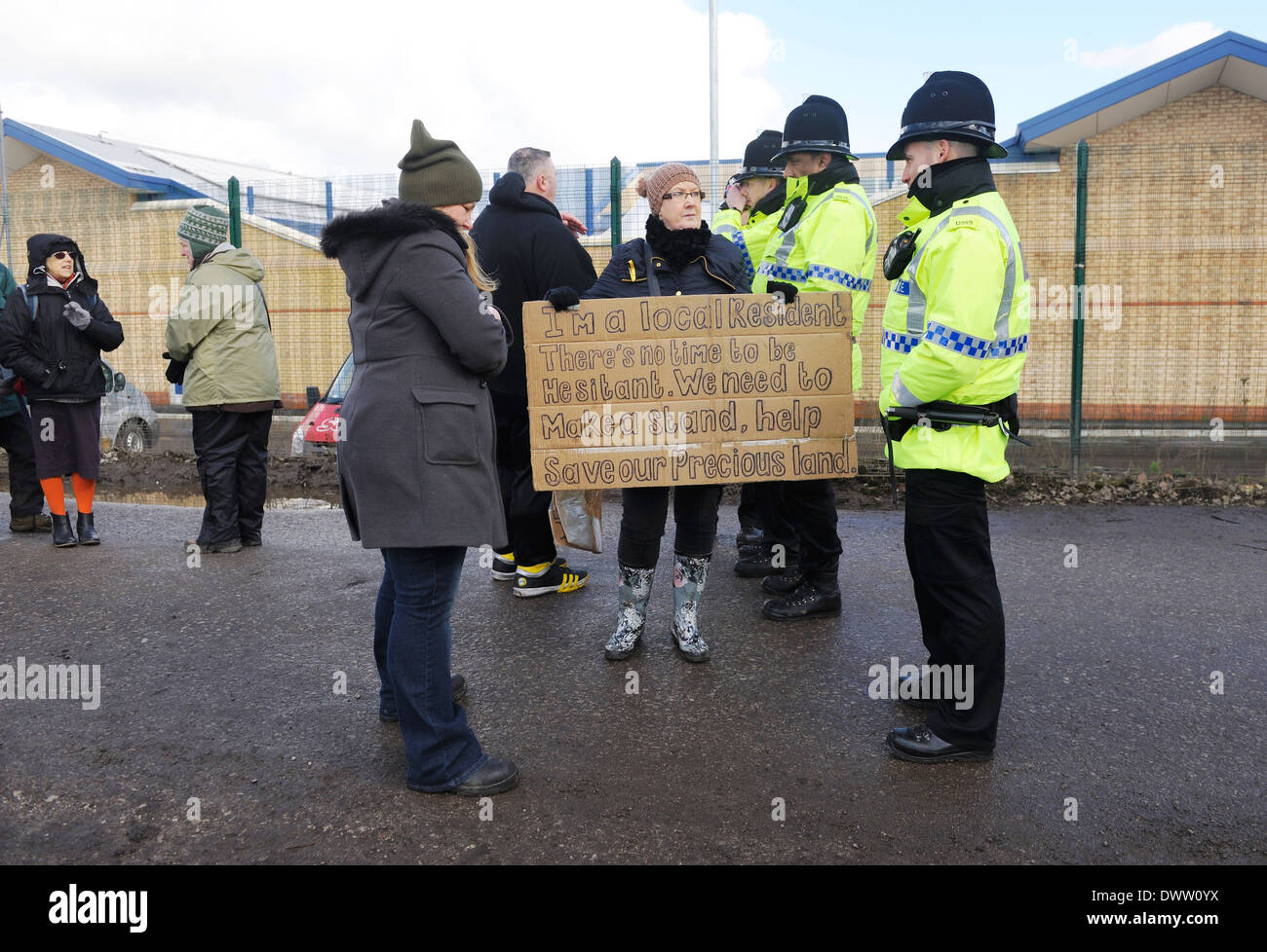 Anwohner mit Anti-Fracking Zeichen Gespräch mit Polizisten auf Barton Moss Stockfoto