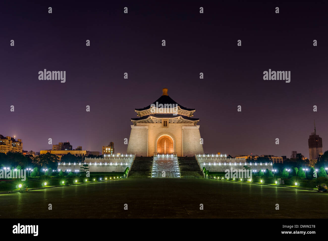 Chiang Kai-Shek Memorial Hall in der Nacht Stockfoto