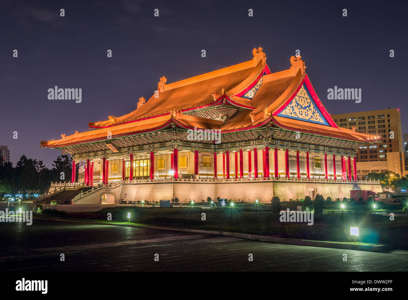 Nationale Konzerthalle in der Nacht in Taipei, Taiwan Stockfoto