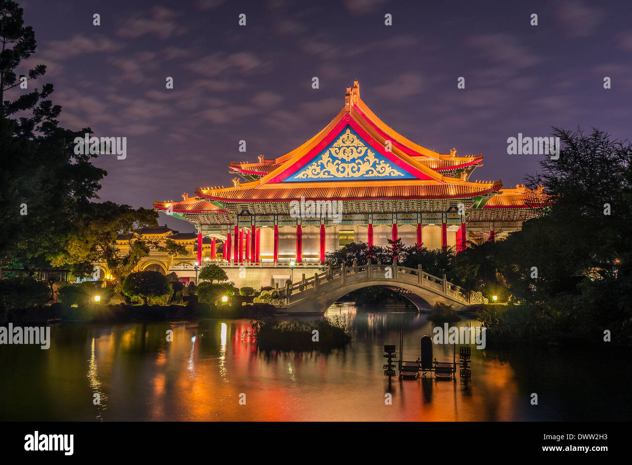 Nationale Konzerthalle in der Nacht in Taipei, Taiwan Stockfoto