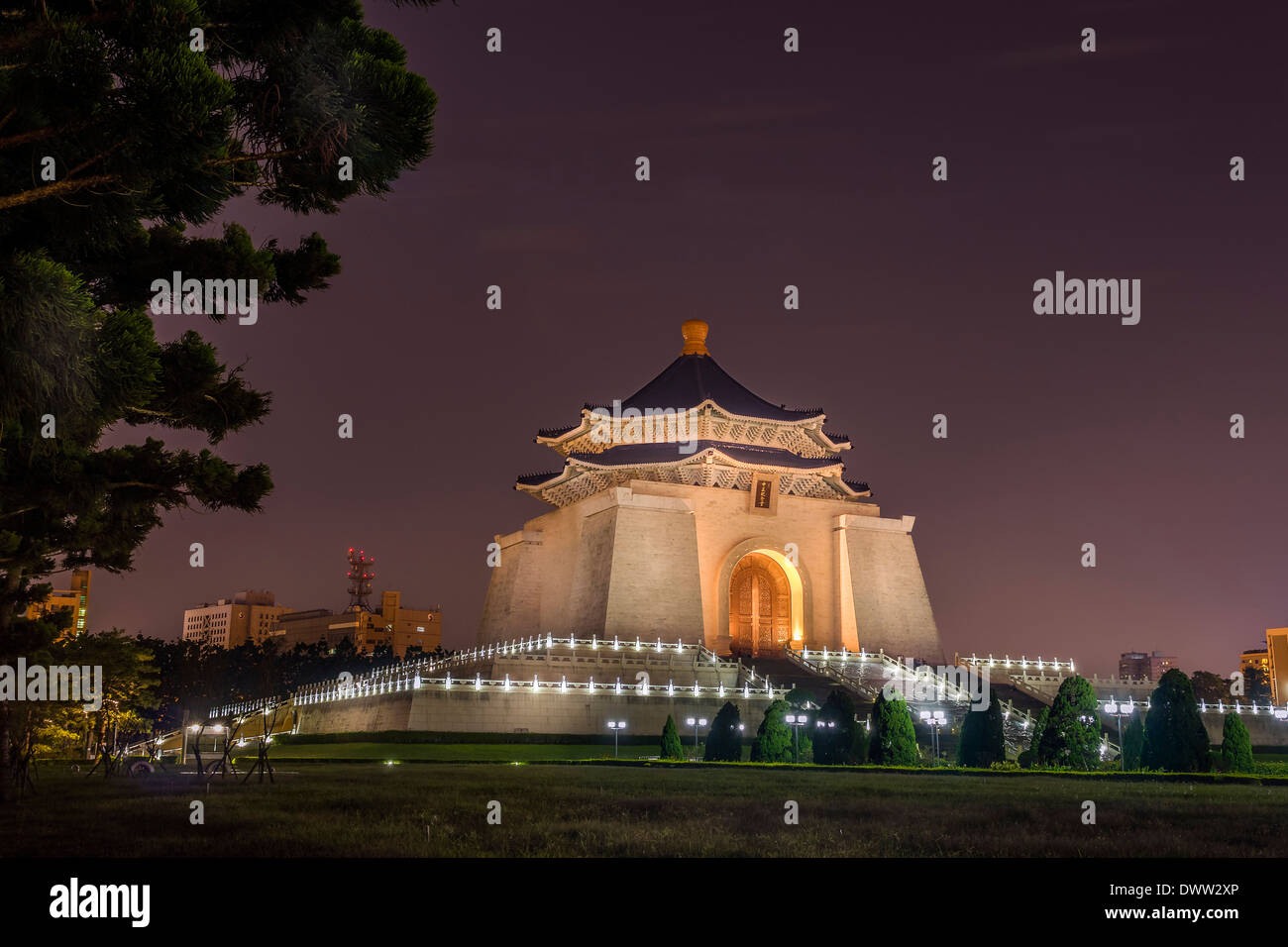 Chiang Kai-Shek Memorial Hall in der Nacht Stockfoto