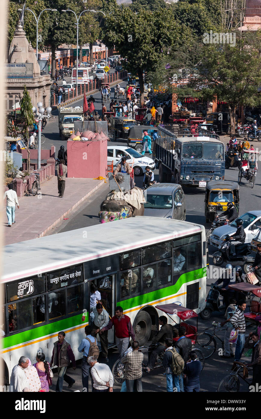 Jaipur, Rajasthan, Indien. Mittag-Verkehr in die Innenstadt von Jaipur. Stockfoto