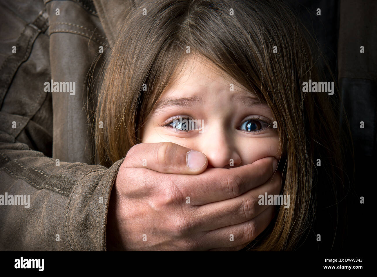 Junges Mädchen Angst mit ein erwachsener Mann Hand ihr den Mund zu Stockfoto