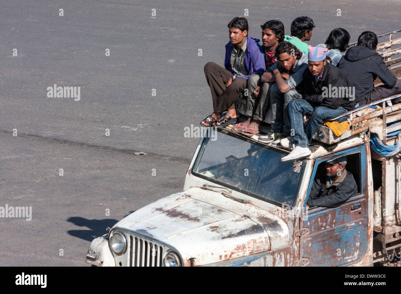 Jaipur, Rajasthan, Indien. Sicherheit im Straßenverkehr im Mid-Day Verkehr in der Innenstadt von Jaipur. Stockfoto