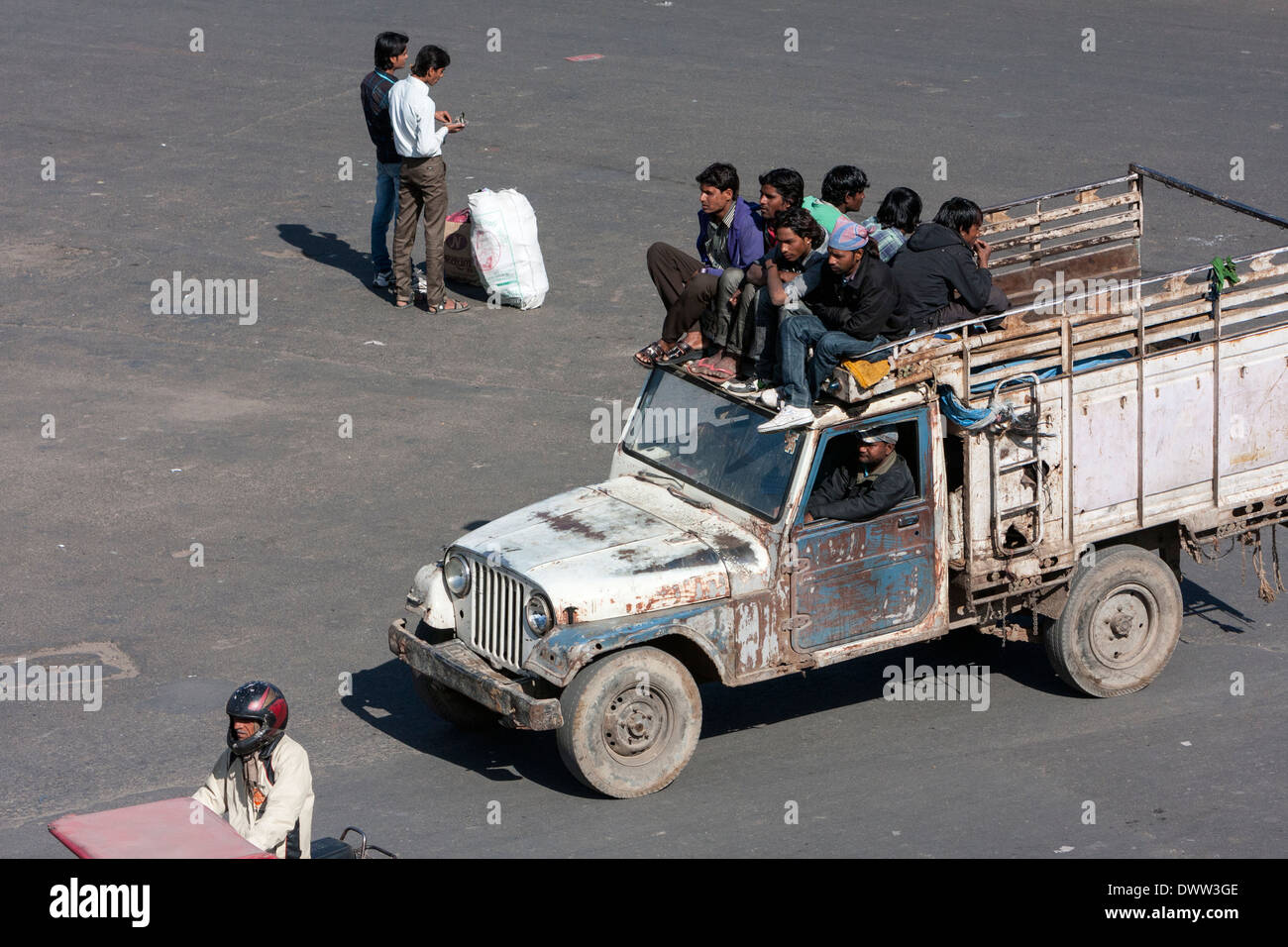 Jaipur, Rajasthan, Indien. Sicherheit im Straßenverkehr im Mid-Day Verkehr in der Innenstadt von Jaipur. Stockfoto