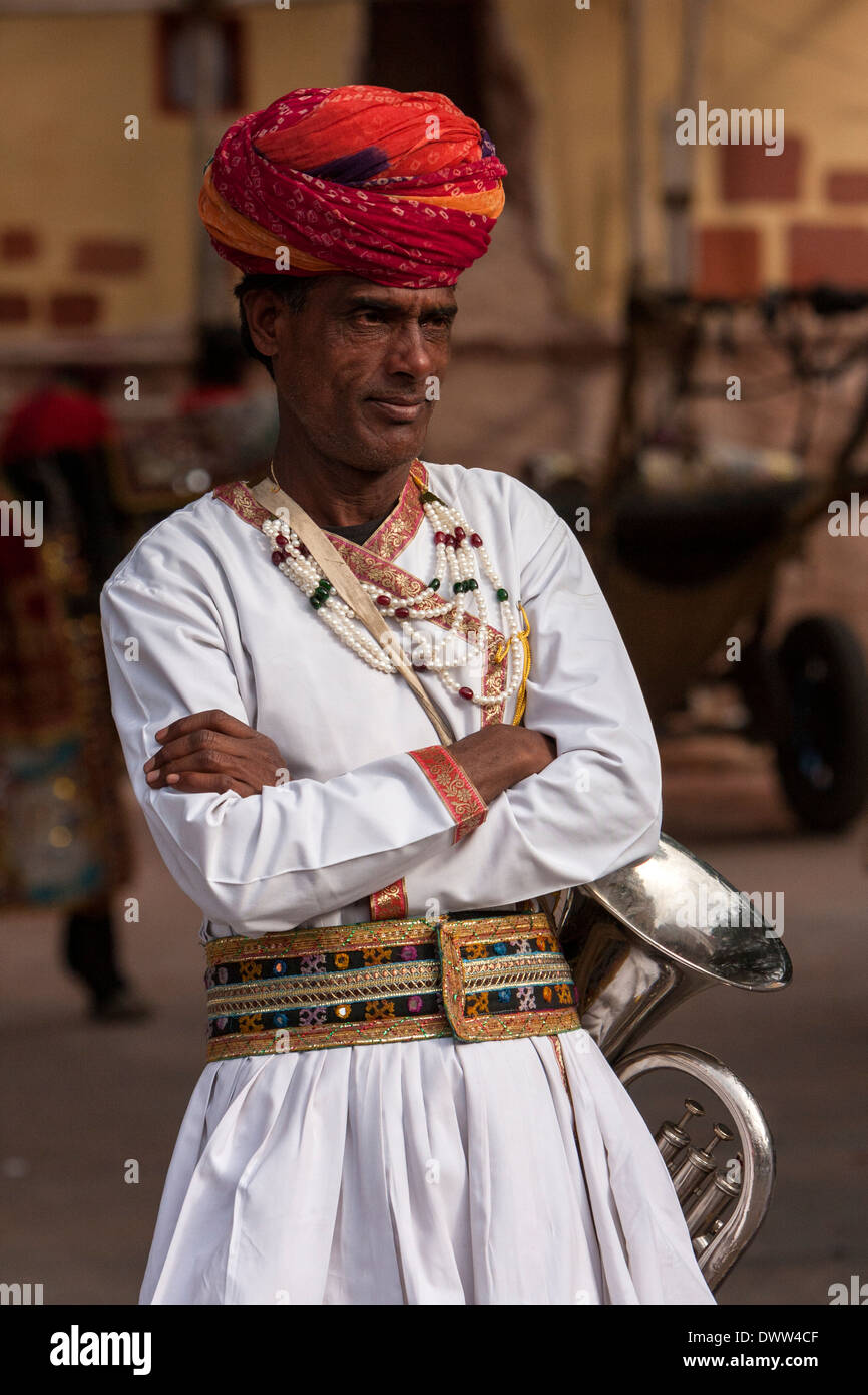 Jaipur, Rajasthan, Indien. Musiker, wartet ein Hochzeitszug zu montieren. Stockfoto