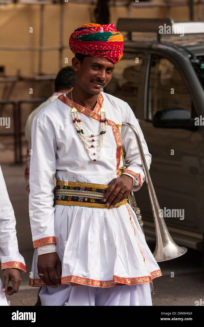 Jaipur, Rajasthan, Indien. Musiker, wartet ein Hochzeitszug zu montieren. Stockfoto
