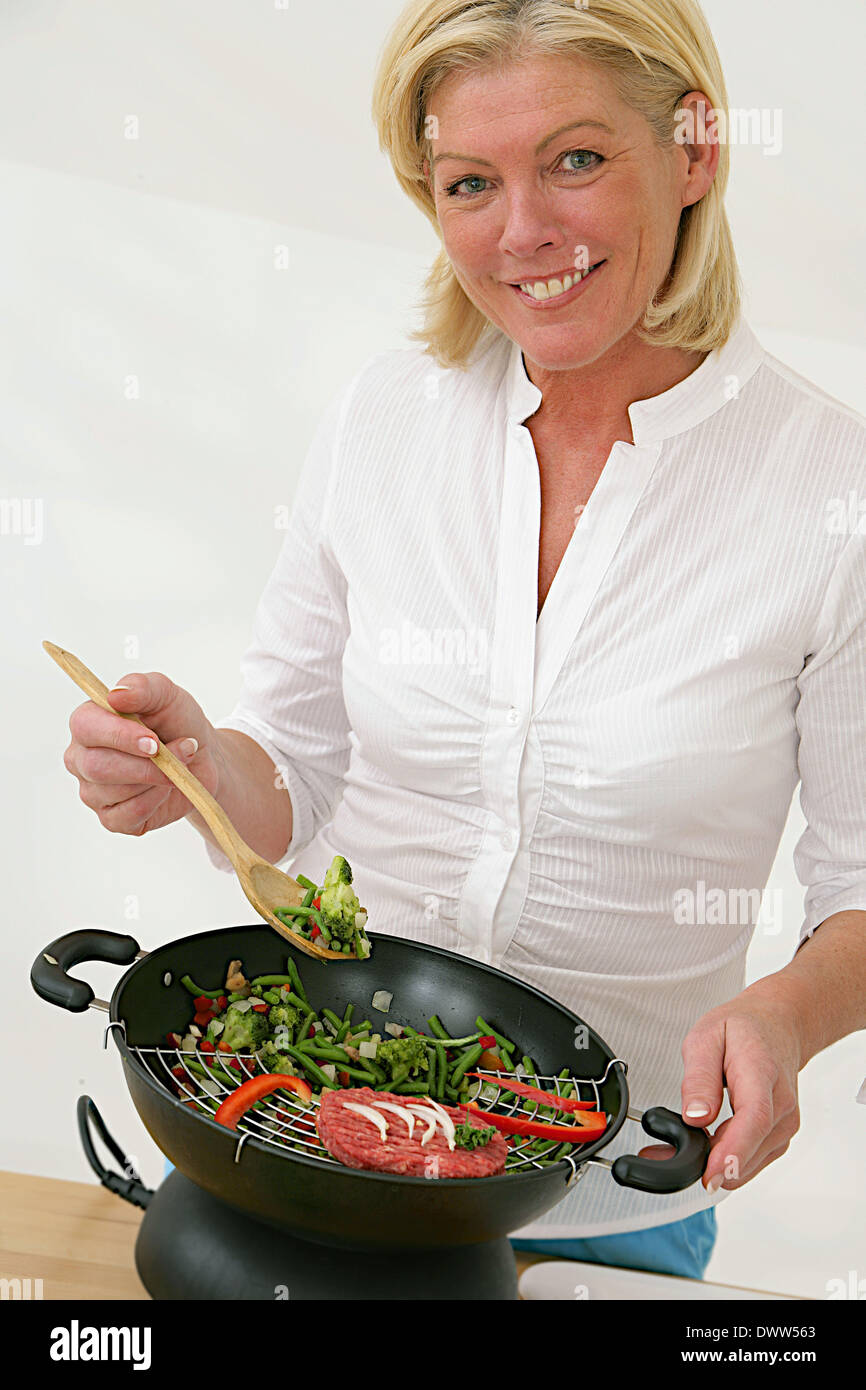 Vorbereitung Mahlzeit senior Stockfoto