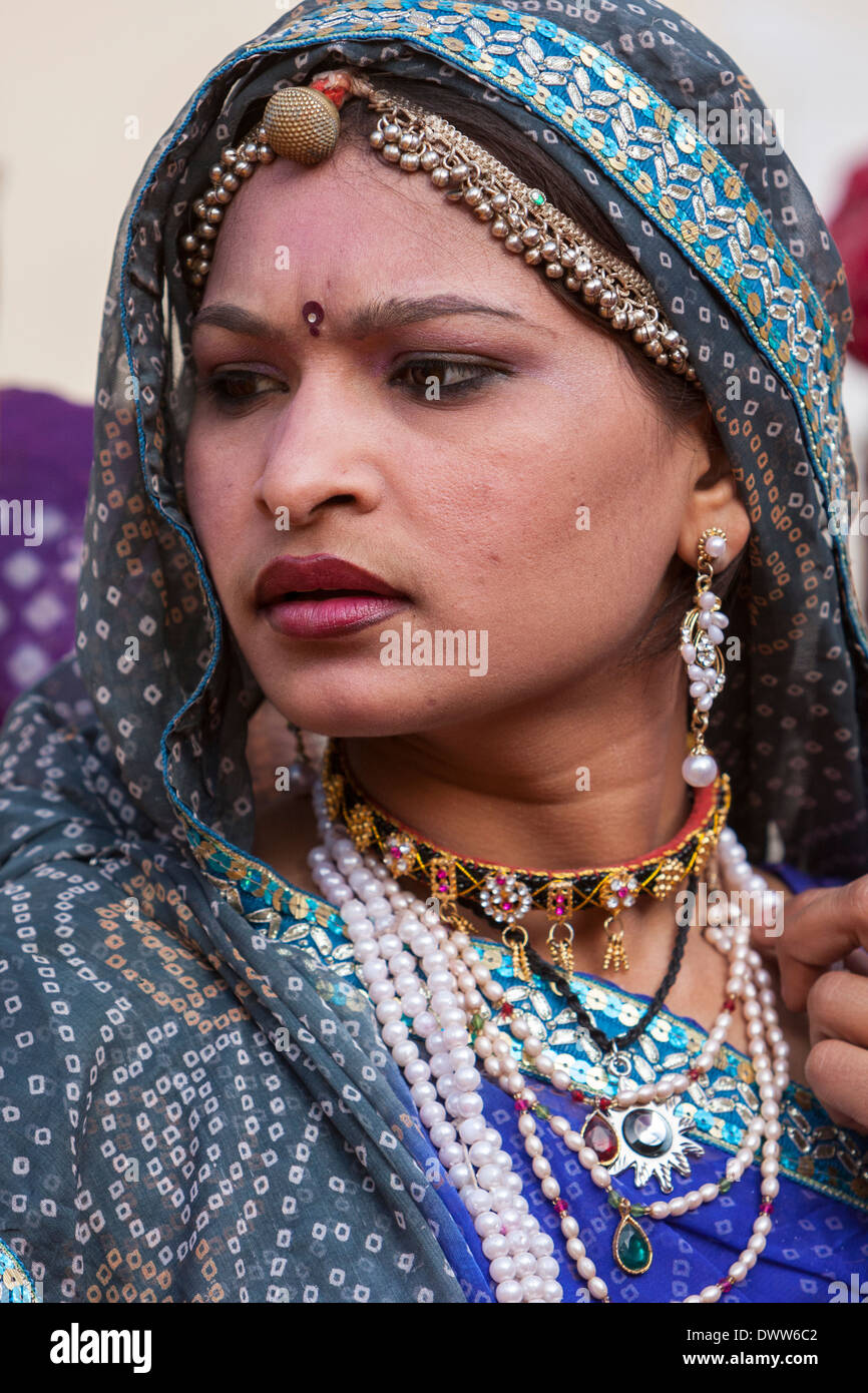 Jaipur, Rajasthan, Indien. Rajasthani Frau mit Halsketten, Bindi und Kopftuch. Stockfoto