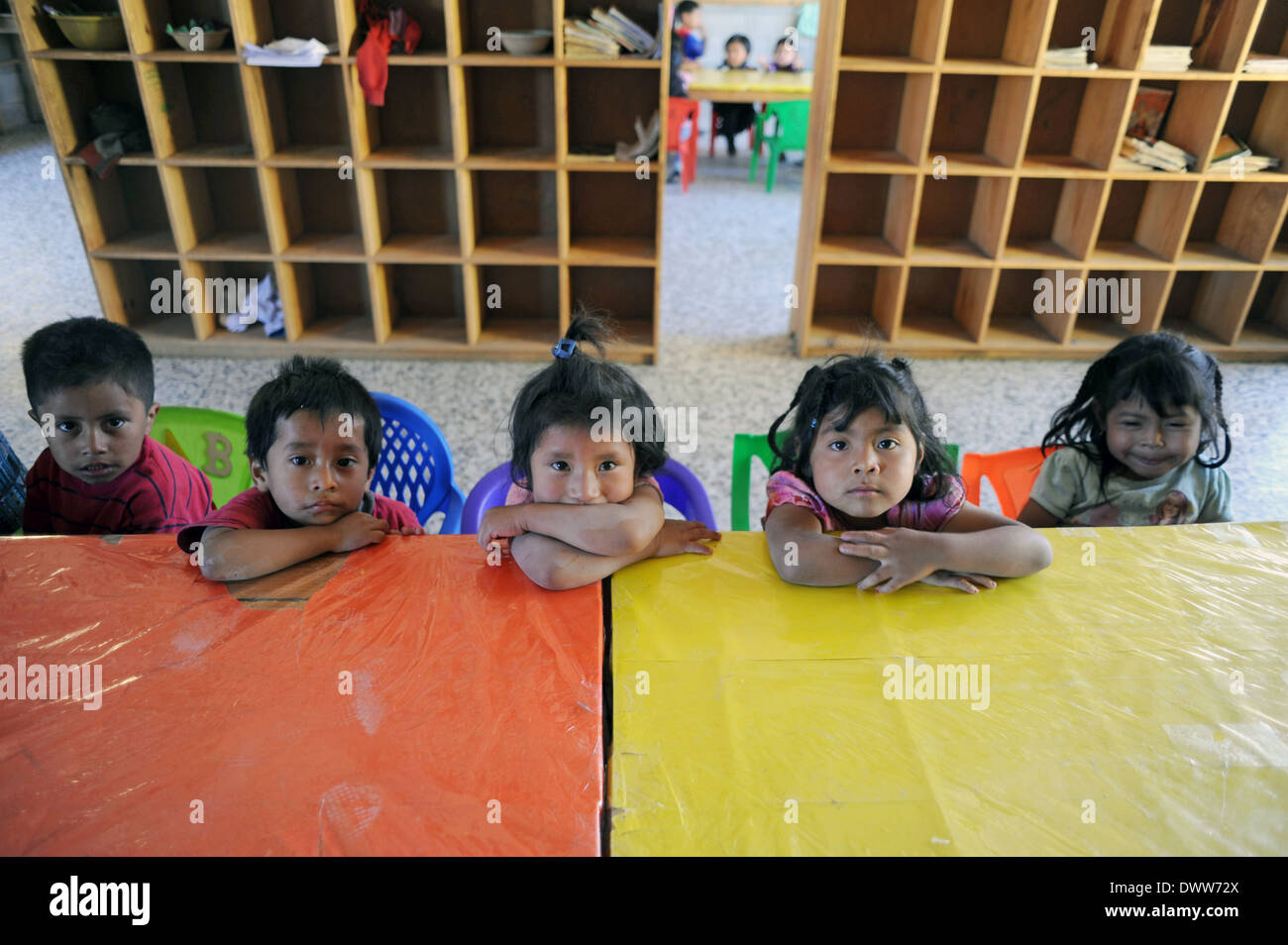 Maya-Kinder im Vorschulalter in Chuk Muk, Solola, Guatemala. Stockfoto