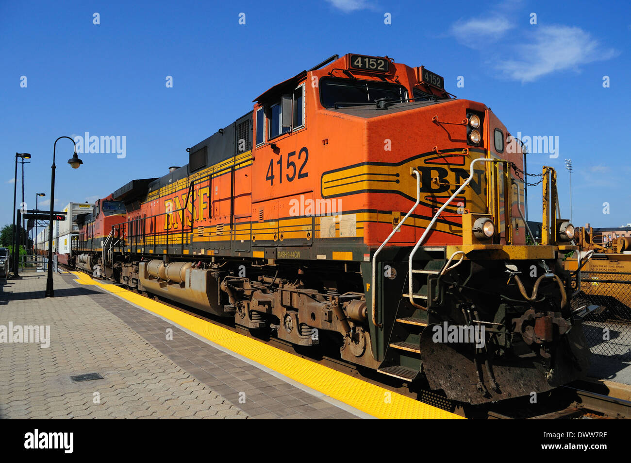 Eisenbahn Zug Burlington Northern Santa Fe Unit #4152 westwärts Fracht aus Chicago an der Union Station Joliet, Illinois, USA. Stockfoto