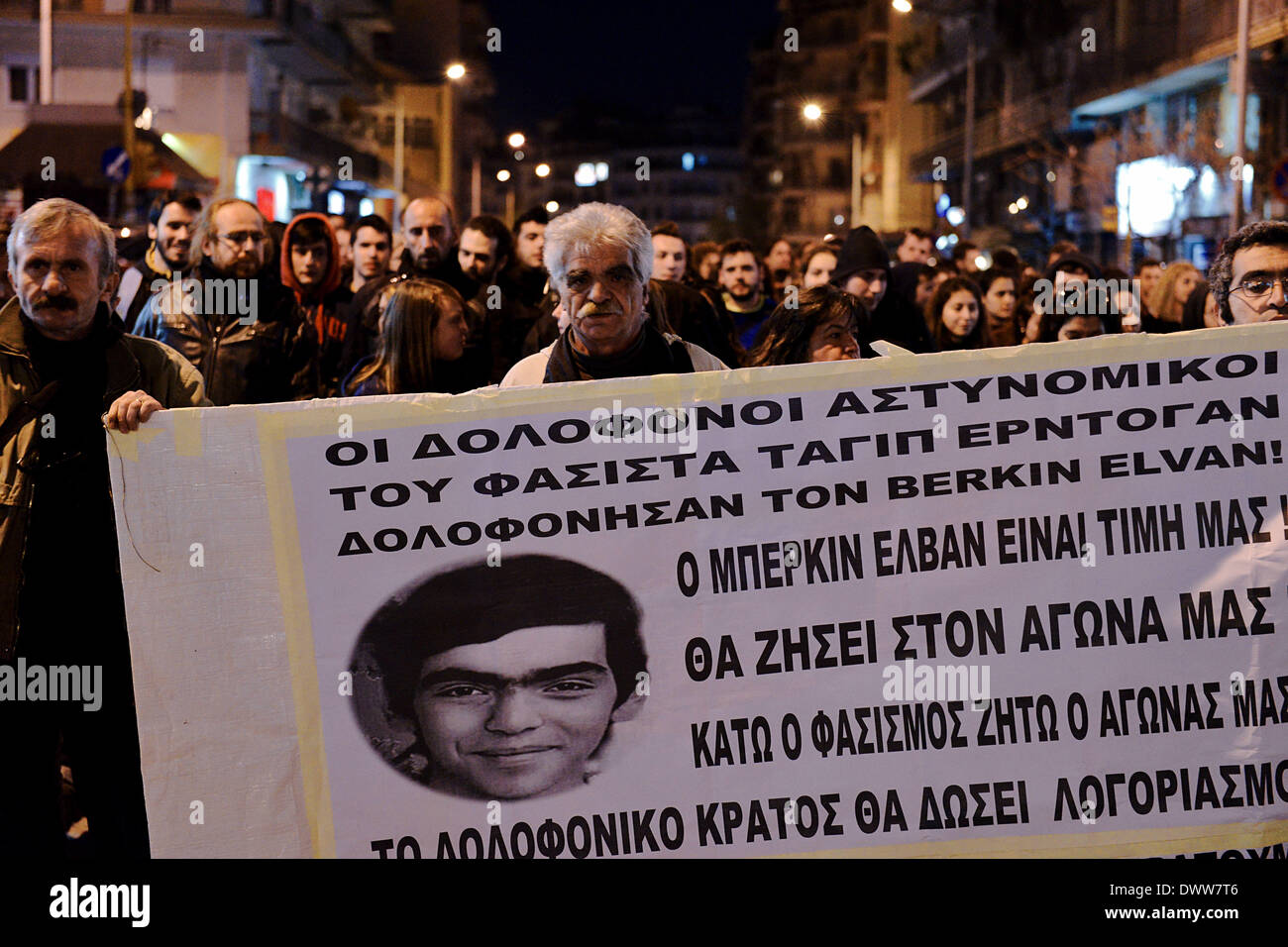 Thessaloniki, Griechenland. 12. März 2014. Demonstranten marschieren im Zentrum von Thessaloniki halten Bilder von Berkin Elvan. Mitglieder des linksgerichteten Gruppen gezeigt im Zentrum von Thessaloniki in Solidarität mit den türkischen jungen Tod Berkin Elvan, während der Demonstrationen in Istanbul im vergangenen Sommer durch Polizei Gaskartusche verletzt. Giannis Papanikos/NurPhoto/ZUMAPRESS.com/Alamy © Live-Nachrichten Stockfoto